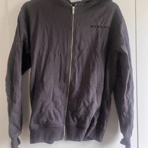 Hoodie med dragkedja  - Super snygg mörkgrå ”mennace” hoodie med dragkedja!!😍😍