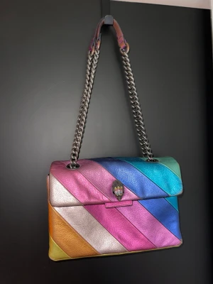 Kurt Geiger - Fin Kurt Geiger väska. Väl använd och därmed en del defekter (se bilder). Dock inget som syns värst mycket. 