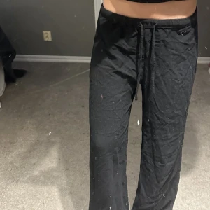 lågmidjade byxor - lågmidjade pyjmas/mjukisbyxor från pull & bear storlek 32