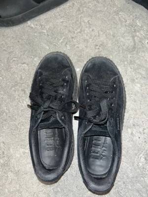 Fenty puma - Fenty  puma skor av rihanna Väldigt bra kvalite, glittret i skorna tar jag bort innan, det är där sen en gammal fest.