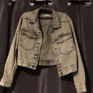 Jeansjacka - Fin jeansjacka från gina tricot. Fint skick, endast använd vid tre tillfällen. En kortare modell. Slutar vid midjan på mig. Nypris 400kr, mitt pris 200. Strl XS. 