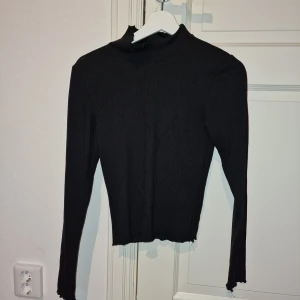 Polotröja Bik Bok - Finstickad tröja med liten polokrage från Bik Bok. Kommer tyvärr inte till användning💕