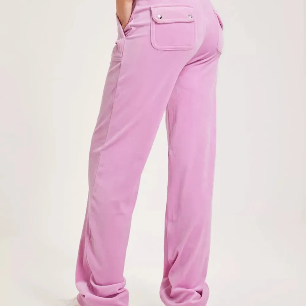 Vill gärna byta mina rosa juicys i färgen  ”DEL RAY POCKET PANT” ett par jätte fina byxor, som jag helst skulle vilja byta mot ett par svarta! STRLK XXS vill helst byta mot Xxs oxå. . Jeans & Byxor.