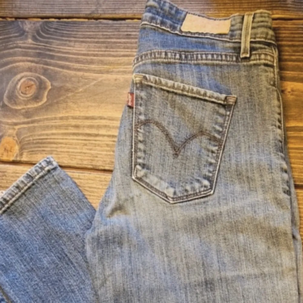 Levi’s jeans som jag köpte second hand men tyvärr inte passade på :/. Jeans & Byxor.