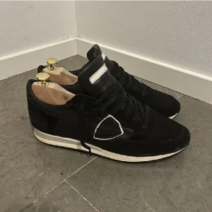 Phillipe Model - Säljer philippe model skor. Inget kvitto finns men bra cond. Size 40 1/2 sitter som 41 1/2 Skriv om ni har frågor.