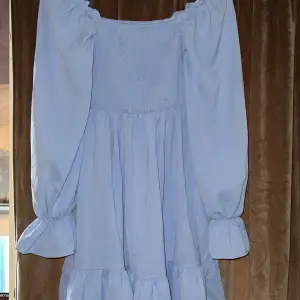 En jättefin ljusblå klänning, aldrig använd på grund av kortheten på mig. 