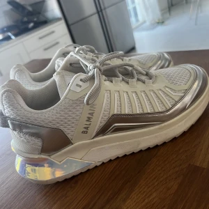Balmain skor - Dessa skor är köpta på NK för 6000kr, har kvar kartongen till skorna samt allt som följde med även pris lappen.  Försiktigt använda och är i väldigt bra skick.
