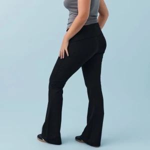 Yoga pants  - Säljer dessa dröm byxor, som är så sköna!! Jag älskar älskar yoga pantsen för att de kan matchas med allt och är as snygga!! Säljer för att dem är för långa för mig som är 159. Skulle starkt rekommendera för de som vill att byxorna går över skorna. 