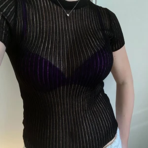 Zara Topp - !!LÅNAD BILD!! Säljer denna super snygga genomskinliga t-shirten ifrån zara! Knappt använd så som ny! 