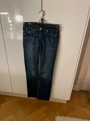 True religion jeans - Ett par skitsnygga bootcut jeans från true religion. Storlek 23, säljer pga är för små och jag är 165 cm. Köpte för 750, fråga för fler bilder!