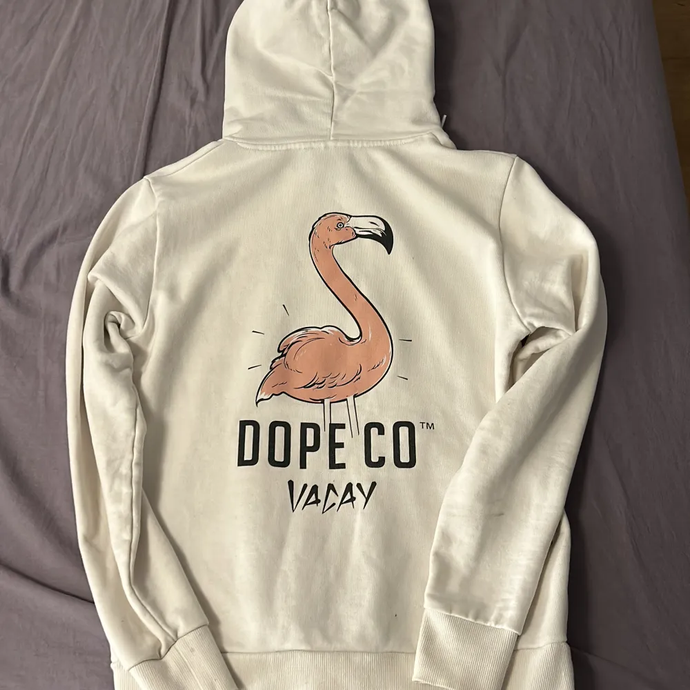 Dope Vacay hoodie köpt från Ridestore, säljes då den är för liten.  Finns några märken (3:e bilden) . Hoodies.