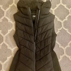 Dunväst Zara - Säljer fin dunväst från Zara. Storlek Small. 