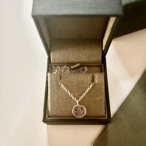 Maria Nilsdotter  - Säljer detta sjukt fina Maria Nilsdotter halsband då de inte används, och aldrig har, för att jag är guld människa💕skriv för fler bilder eller bevis