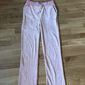 Juicy couture byxor - Säljer ett par rosa mjukisbyxor från juicy couture i storlek xs. De är knappt använda så i fint skick! 400kr