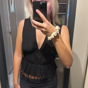 Topp från zara - Super söt topp från zara som tyvärr är för liten, androg använd. Ett litet hål vid dragkedjan som även fanns där när jag köpte den! Skriv om ni vill ha bild🤎