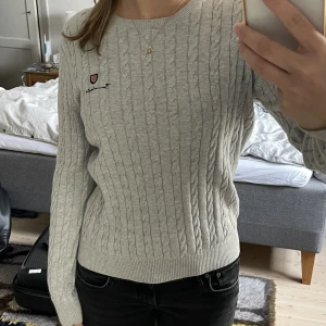 Grå stickad tröja - Mysig grå stickad tröja perfekt till hösten🤩