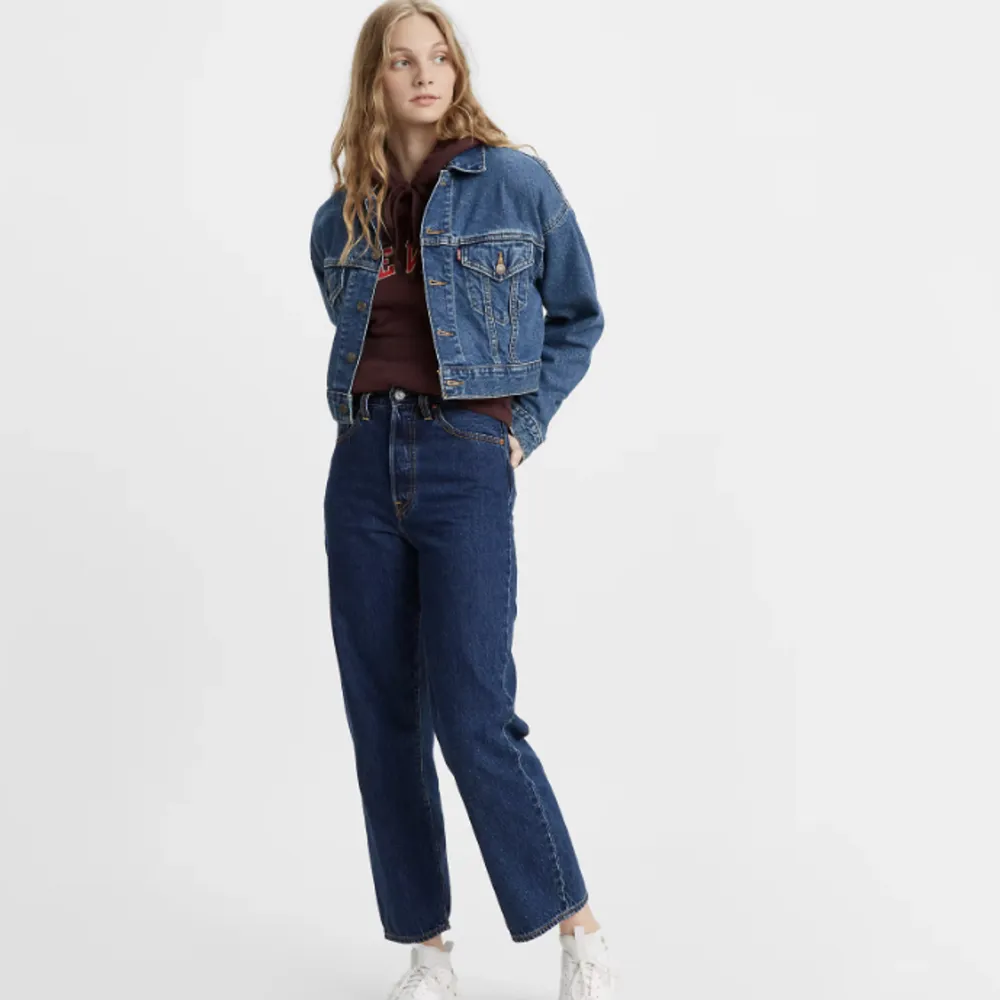 Straight ankel levis jeans som tyvärr är försmå ✨. Jeans & Byxor.