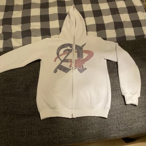 Vit Aim for the moon rhinestone M - Aim for the moon storlek M som var för liten i passformen för mig. Oanvänd, lapp och alla pärlor kvar. 10/10 skick. Rekommenderar till någon som är mindre än M vanligtvis. Den satt tajt runt bröstet och var kort i längden för mig som är kille 175cm. 