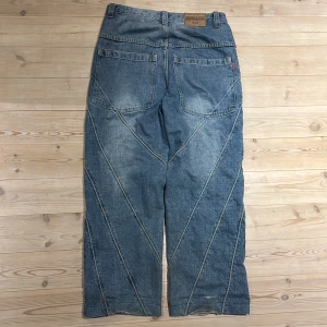 Missaless baggy jeans - Snygga + unika jeans. Det enda är att knappen saknas, vilket drar ner priset. Men det funkar att ha på de utan problem om man använder ett bälte.