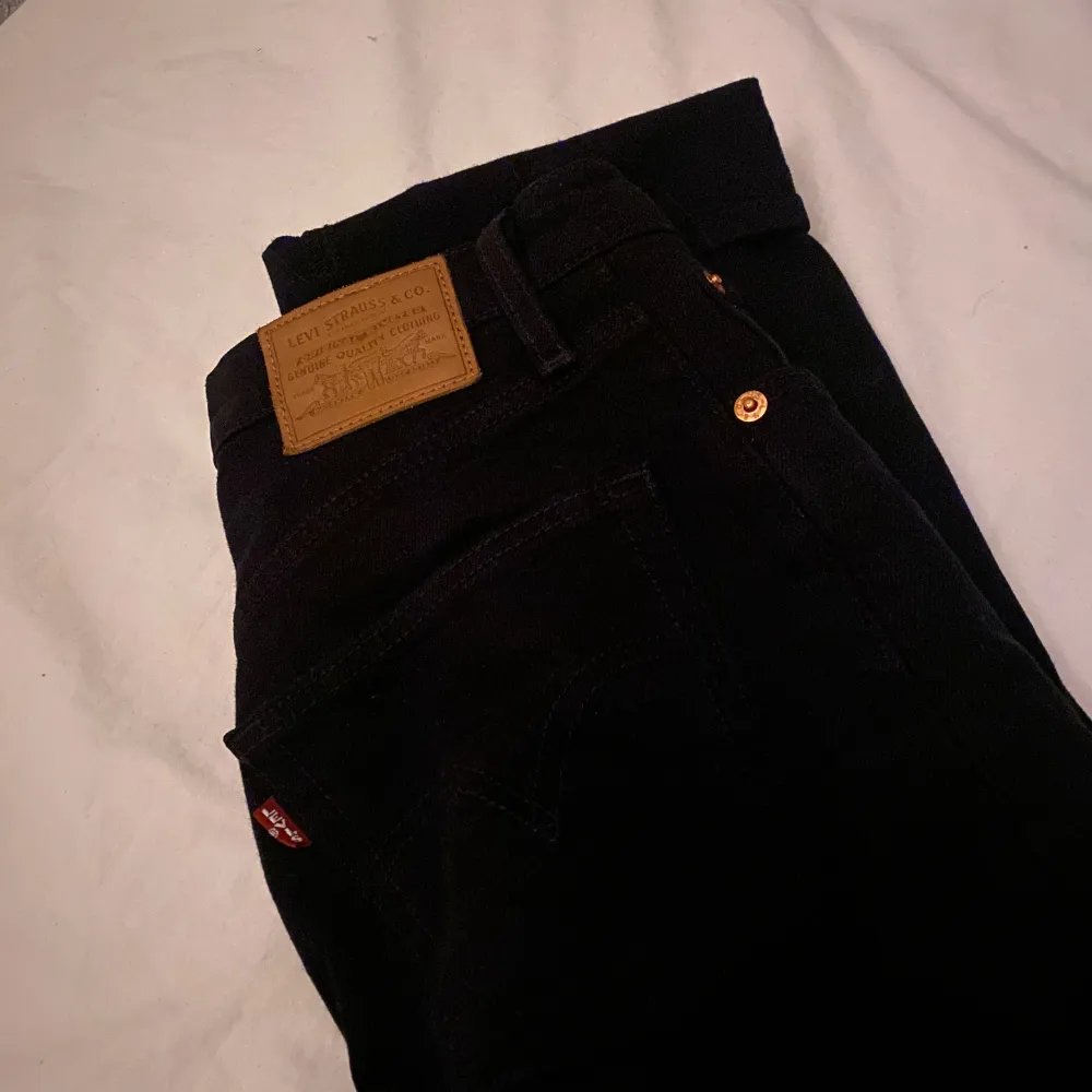 Straight ankel levis jeans som är använda fåtal gånger och nu tyvärr är försmå ✨. Jeans & Byxor.