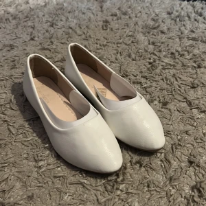 Vita ballerina skor🤍 - Jätte fina ballerina skor. Köpte från sellpy för 129kr. (Dem är för små för mig) 