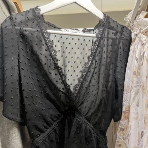 Blus  - Säljer denna jättefina blus från zara då den inte kommer till användning💕