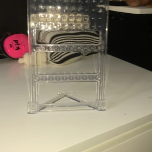 Håller till örhängen 25kr - Hållare till örhängen du kan sätta ihop dom och ta bort den också. Lätt att sätta på örhängen på den.