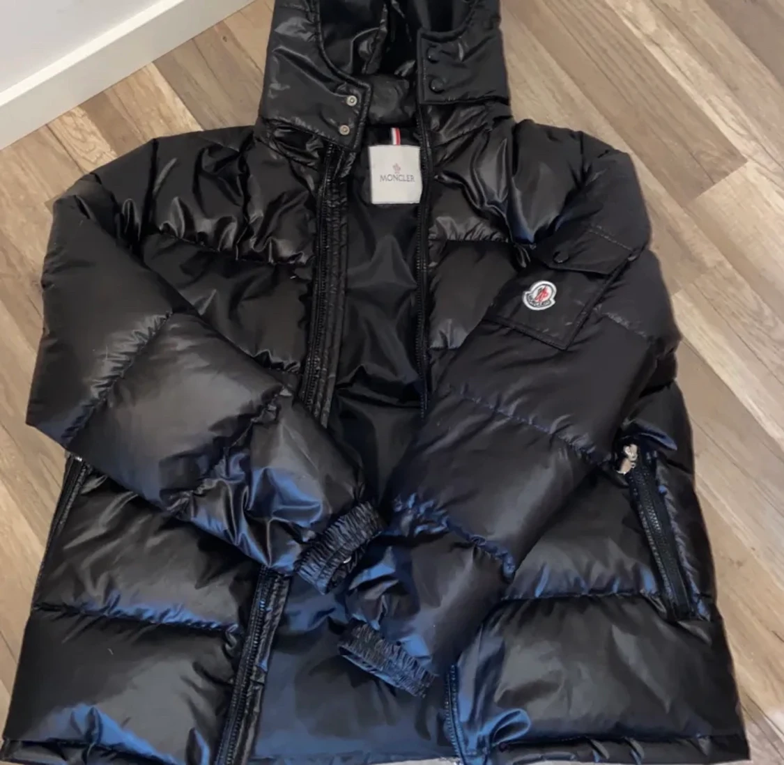 Säljer moncler jacka då den var för stor