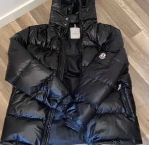 Säljer moncler jacka då den var för stor - Pris diskuteras 