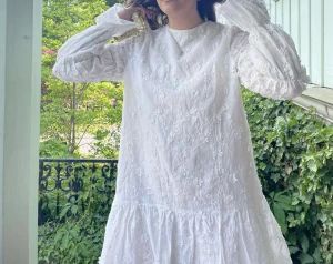 NAKD klänning - Jag säljer nu min vita klänning från NAKD! Endast använd en gång!