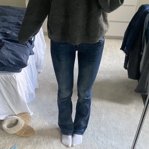 Lågmidjade jeans - Lågmidjade mörkblå jeans🌟 stretchigt tyg innerbenslängd: 80cm