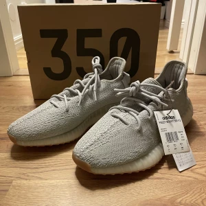 Yeezy boost 350 v2  - Säljer ett par riktigt feta yeezy 350 v2 knappt använda och (äktahetsbevis finns) 