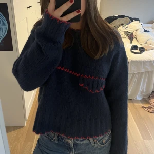 Stickad tröja från Zara - En jättefin unik stickad tröja från zara. I bra skick, endast använd fåtal gånger. Köparen står för frakt 💞skriv för fler bilder