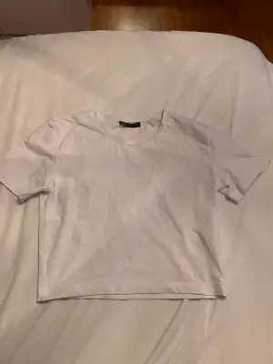 säljer en vit croppad tshirt i storlek S från zara som inte kommit till användning, endast använd 2 gånger, nypris 89