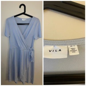 Klänning med snörning   - I ljusblå från Vila.  Använd 1 gång    Hämtas i Högdalen eller skickas mot fraktkostnad 