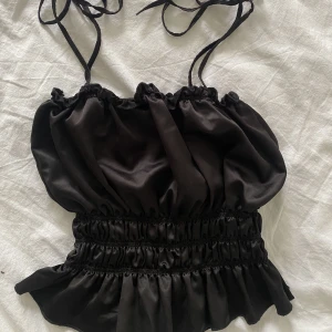 Festtopp  - Jättefin festtopp ifrån Zara! Den är i storlek S. Banden är justerbara. Skriv för fler bilder 💙