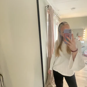 Vit tröja - Vit tröja med utsvängda ärmar, är i jättefint skick men kommer tyvärr alldrig till användning. Skriv om du har någon fundering😊