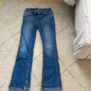 Ett par blåa jeans, köpt från gina tricot för 300kr säljer för 200kr. Low waisted och bootcut, storlek 158. Midjemått: 78 runt midjan Innerbenslängd: 72. Säljer för att dom inte kommer till användning.