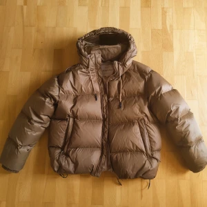 Gant Vinterjacka S - Gant vinterjacka "Shiny puffer jacket" i storlek S oversized fit. Originalpris 2500kr  Är i väldigt fint skick och endast använd ett fåtal ggr. Modellen på bilden är 190 cm och bär storlek M.
