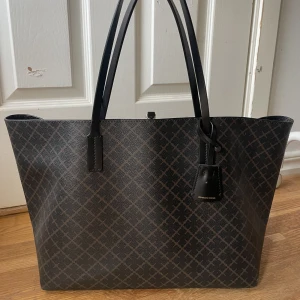 By malene Birger väska  - Säljer min fina by malene Birger väska i modellen Abigail printed tote bag. Väskan är i princip aldrig använt och är därmed i nyskick.💕   Nypris ligger på 2800kr. 