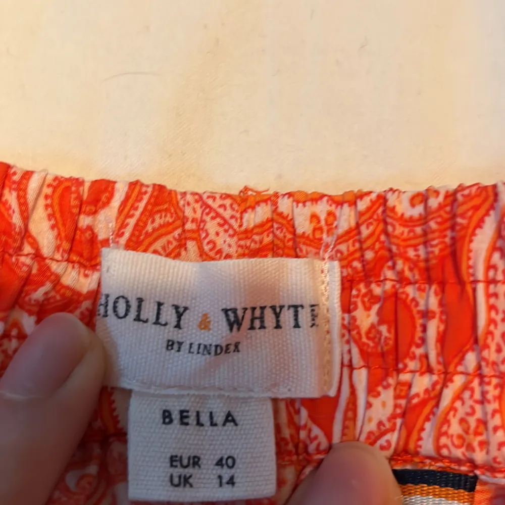 Jag säljer den byxor for kvinnor för 60 sek . Storlek är M och marken är Holly&white.. Jeans & Byxor.