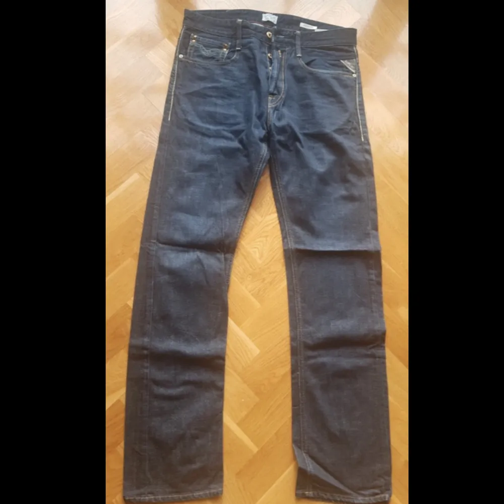 Replay Jeans med rak passform och korta snitt i fotvidden. Mått: Längd: 109cm Midja: 43cm Fotvidd: 21cm. Jeans & Byxor.