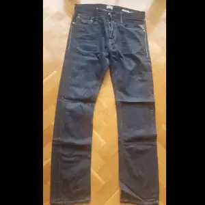 Replay Jeans med rak passform och korta snitt i fotvidden. Mått: Längd: 109cm Midja: 43cm Fotvidd: 21cm