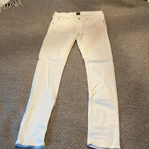 Vita Jean lee - Jag säljer den vita Jean från Lee för 80 sek . Storlek är S .