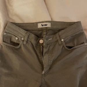 lågmidjade acne jeans - supersnygga lågmidjade acne jeans som sitter så fint på! snygg mörk beige färg lite mot militärgrön hållet🤍