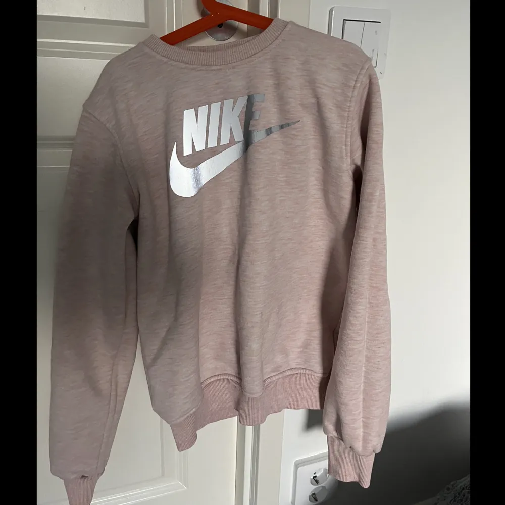 Rosa sweatshirt från Nike i storlek 164, passar XS och S🤍 . Tröjor & Koftor.