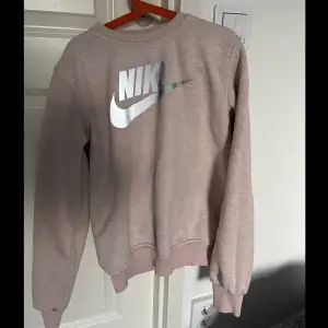 Rosa sweatshirt från Nike i storlek 164, passar XS och S🤍 