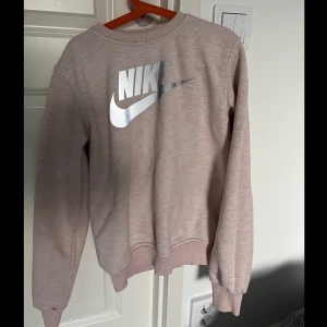 Sweatshirt  - Rosa sweatshirt från Nike i storlek 164, passar XS och S🤍 