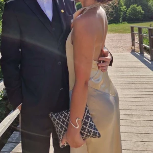 Balklänning champange - En klänning i silke till finare tillställningar. Använd en gång. 