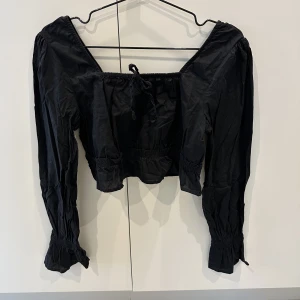 Svart blus - Supersöt svart blus från NA-KD🖤